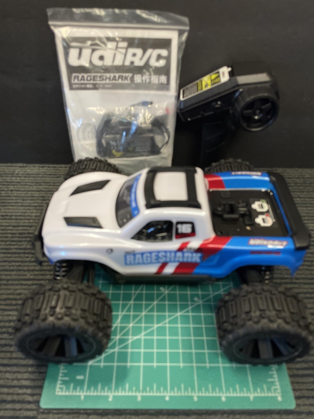 UDI RC Rageshark UD1611 Auto RC 1/16 White-Blue 2 Batterie