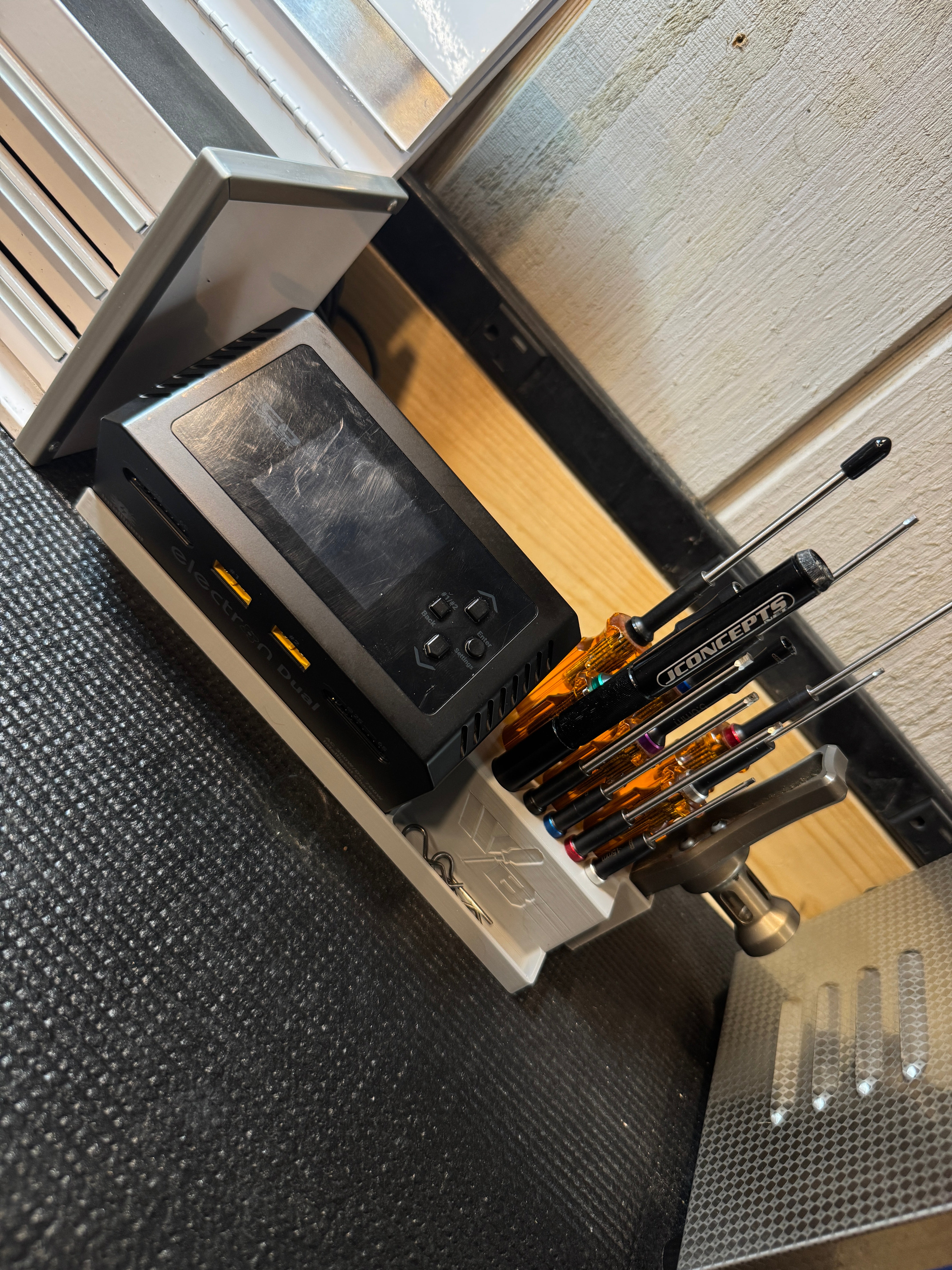 Wallie Builds 3D Printing A1 Charger Stand supporto charger grigio