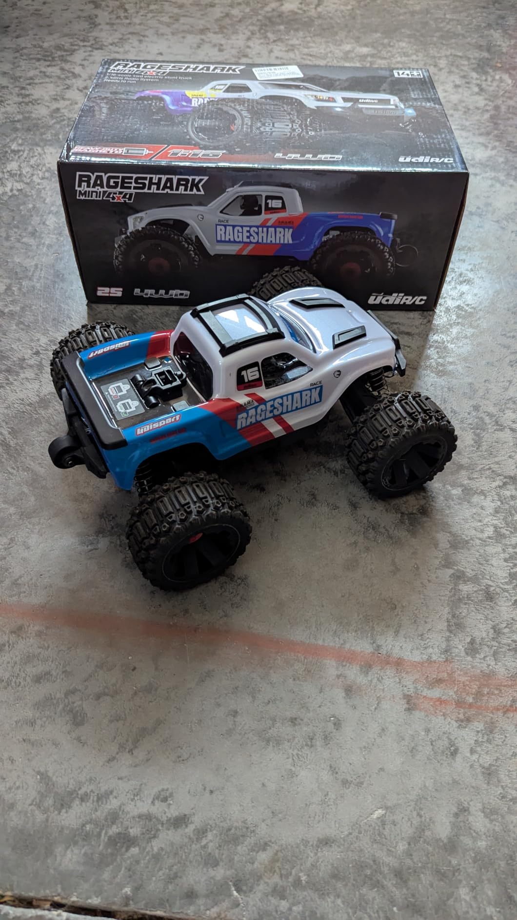 UDI RC Rageshark UD1611 Auto RC 1/16 White-Blue 2 Batterie