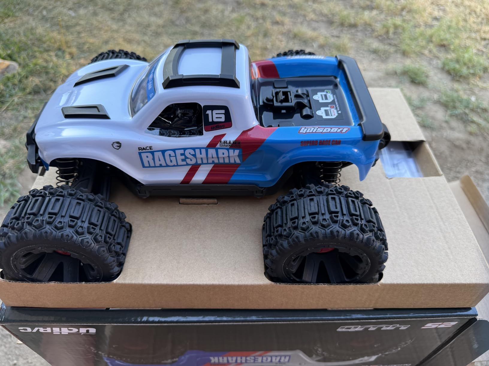 UDI RC Rageshark UD1611 Auto RC 1/16 White-Blue 2 Batterie